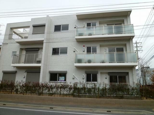 建物外観　３階建ての賃貸マンション