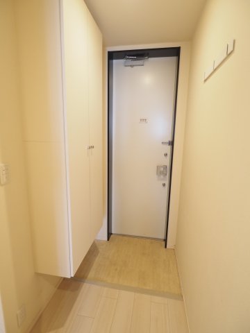 玄関　※同物件別部屋参考写真