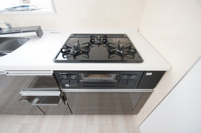 その他　ガス三口・グリル付き