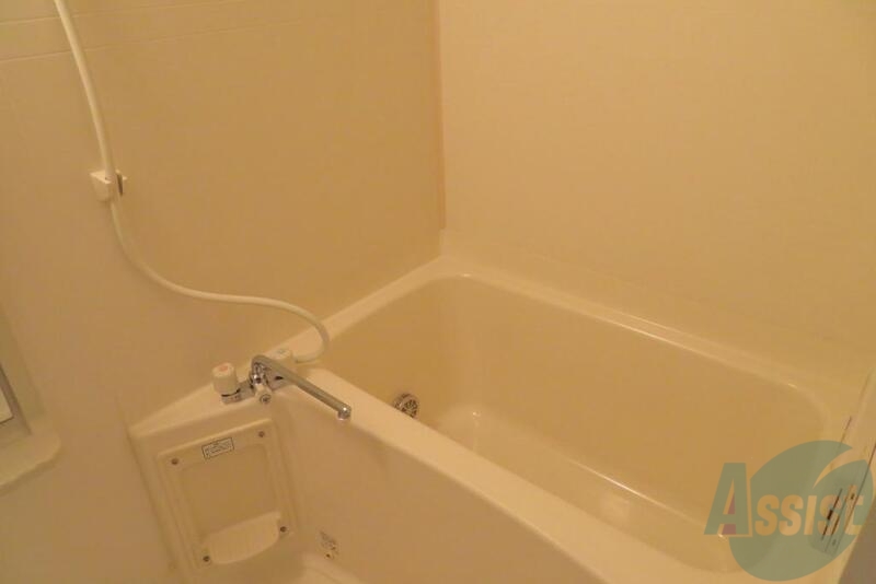 バス・シャワールーム　バス・トイレ別でシンプルですが、追焚機能も付いてます。