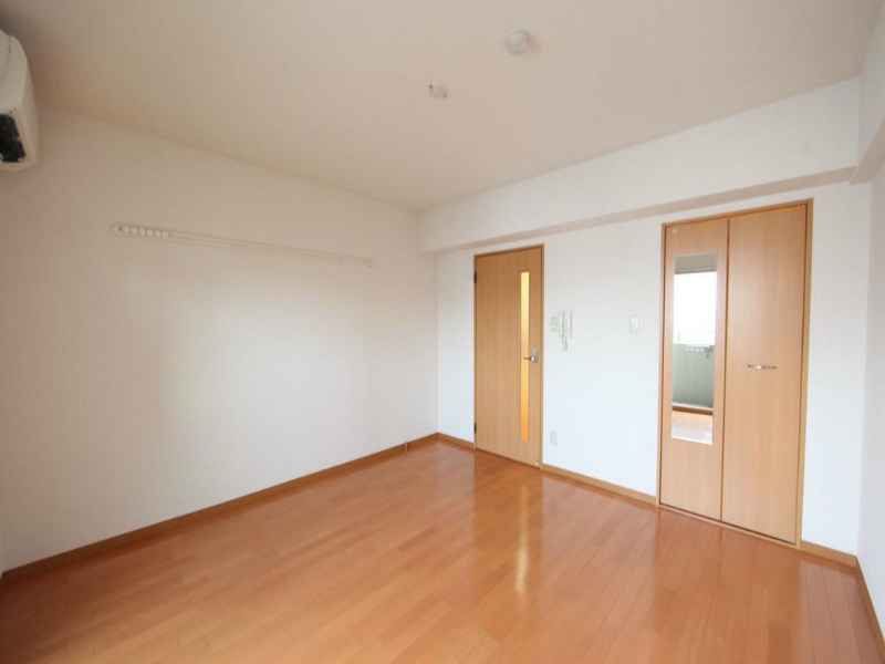 その他　洋室8帖　エアコン完備　バルコニー