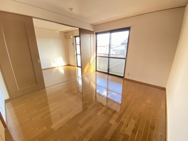 居室・リビング　同物件別室のイメージ画像となります　反転した間取りの写真とな