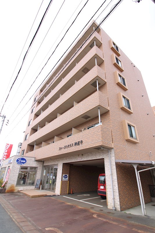 建物外観　紫鳥線すぐそば、1階はパン屋さん、向かいはコンビニです