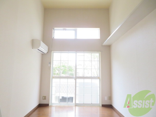 居室・リビング　天井の高い広々空間です。窓も大きくて陽当たり良好ですよ。