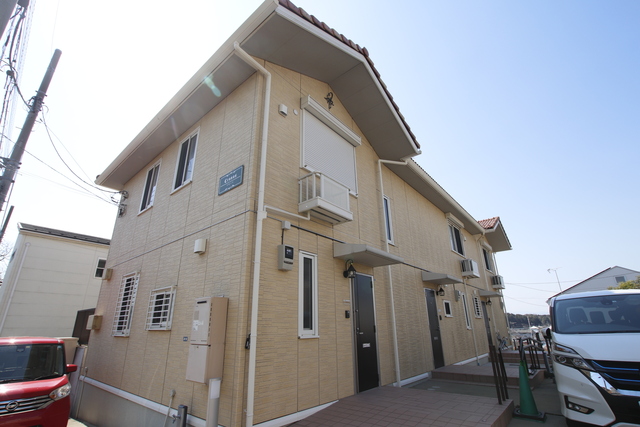 建物外観　閑静な住宅街にあり、ご家族でゆったりと暮らせるテラスハウスで