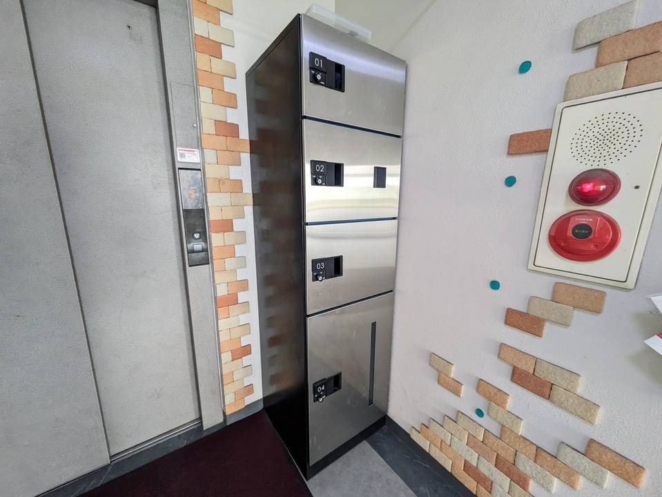 エントランス　宅配ボックス