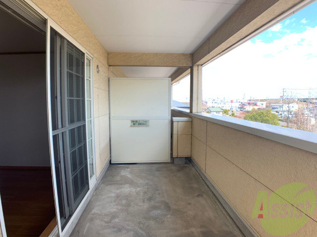 バルコニー　バルコニーは広々としていて、洗濯物もはかどりそう。