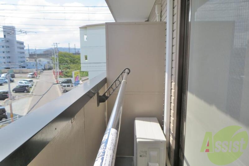 バルコニー　バルコニーも洗濯物を干せる広さが有ります。