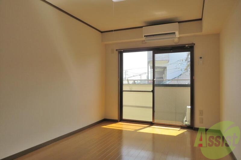 居室・リビング　大きな窓から溢れるのは日差しです。明るくていいですね～。