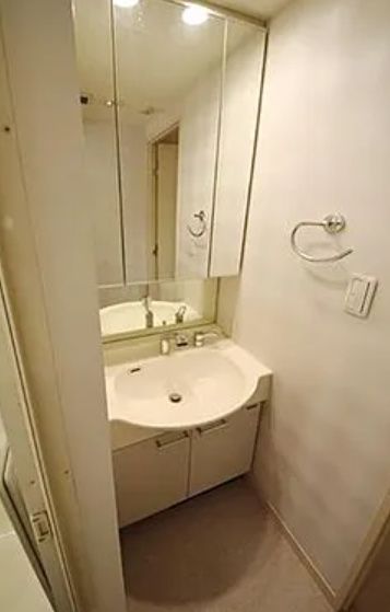 洗面設備　朝の身支度に便利な独立洗面台！