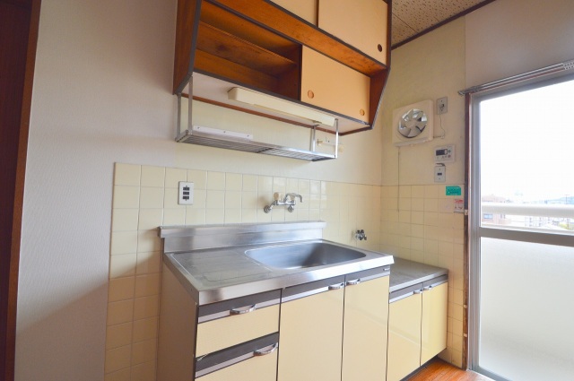 キッチン　二口コンロ設置可能。