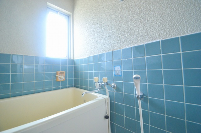 バス・シャワールーム　浴室窓付き。