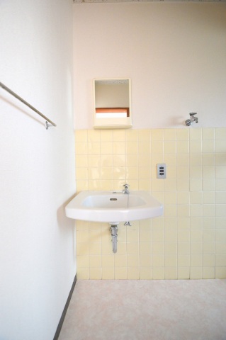 洗面設備　洗面台独立。