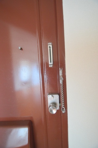 玄関　ダブルロックで安心。