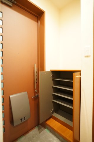 玄関　※別部屋の参考写真になります。