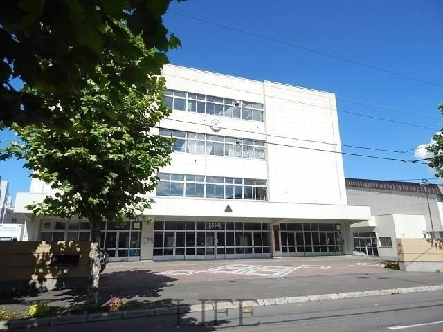 中学校　札幌市立日章中学校（中学校）まで534m