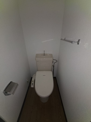 トイレ　同物件別号室の写真です。