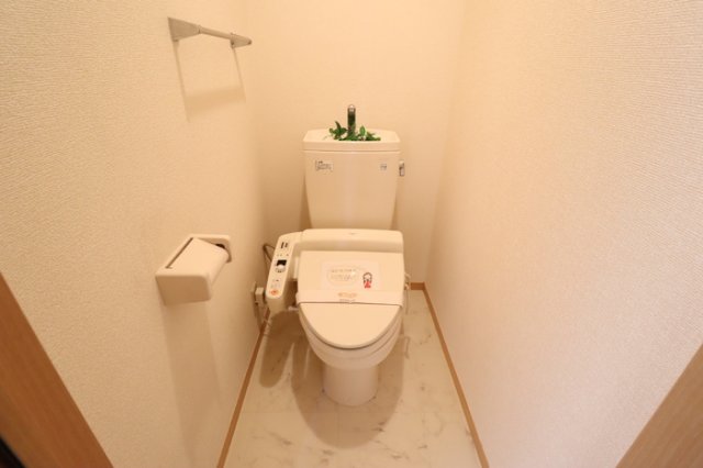 トイレ　もちろん温水洗浄暖房便座です
