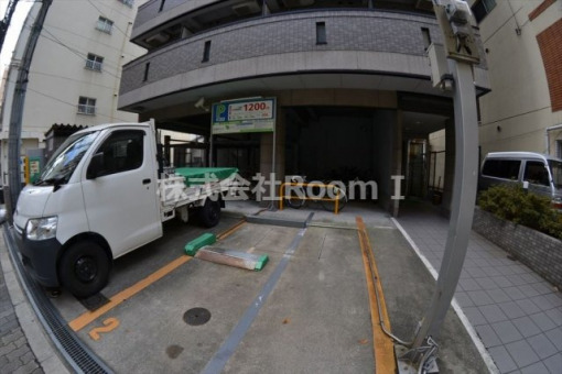 駐車場　駐車場があるので、車を買う予定の方も安心です