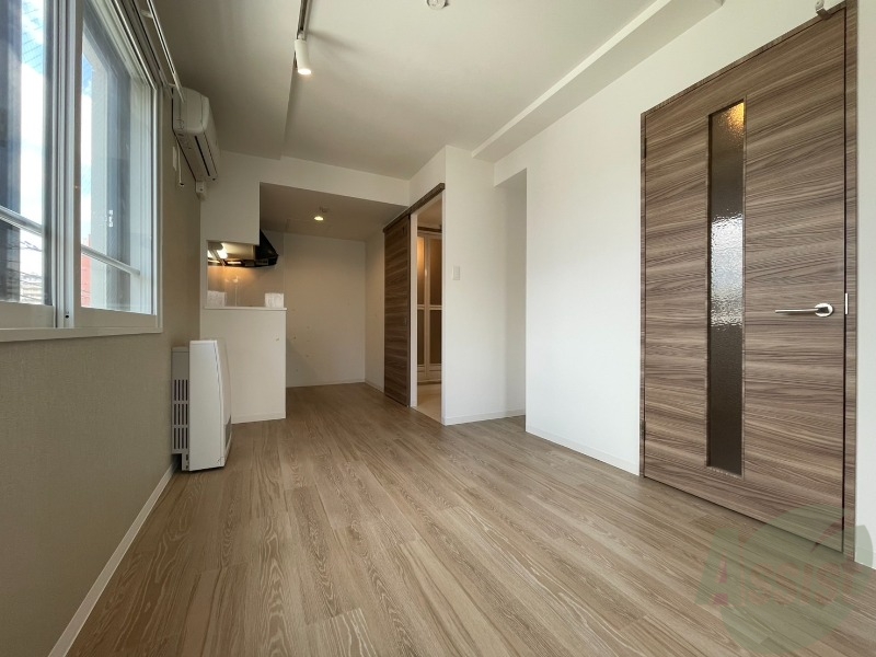 居室・リビング　日当たりが良くて心地よく過ごせそうなお部屋です。