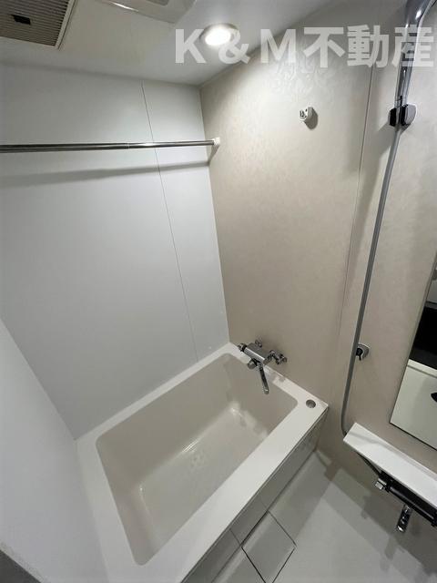 バス・シャワールーム　コンパクトで使いやすいお風呂です 反転間取り