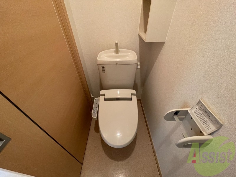 トイレ　温水洗浄便座なので快適に使用できそうですね。