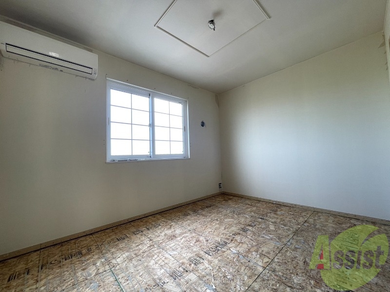 その他部屋・スペース　６．３帖の洋室です。床は張替え中でした。