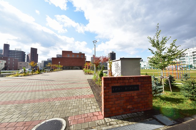 小学校　札幌市立東札幌小学校（小学校）まで298m