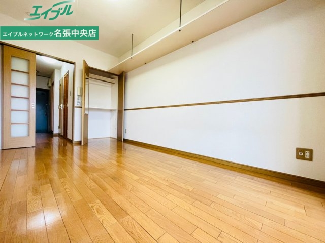 居室・リビング　同物件別部屋です