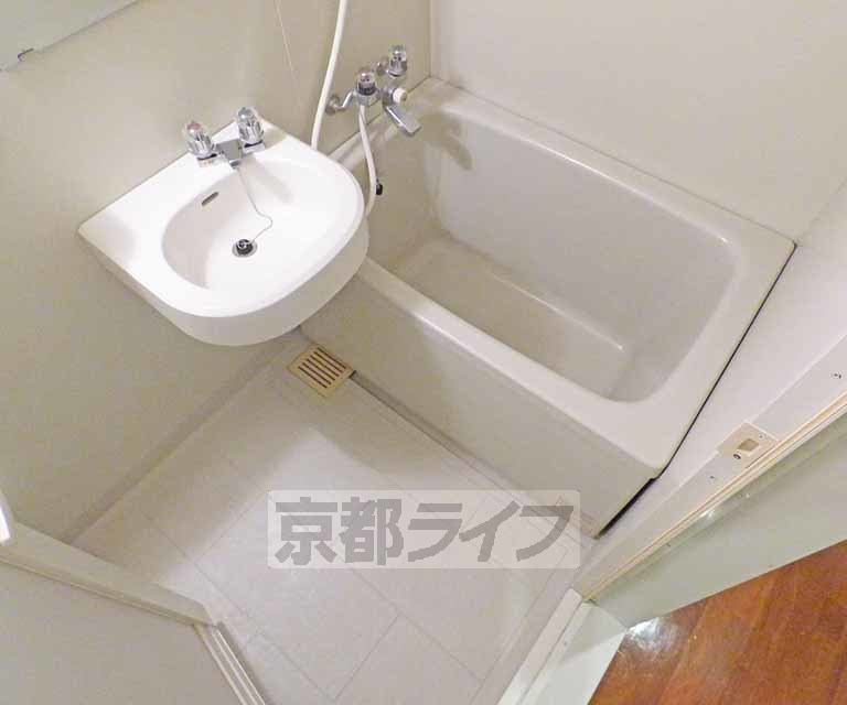 バス・シャワールーム　広々とした浴室です。