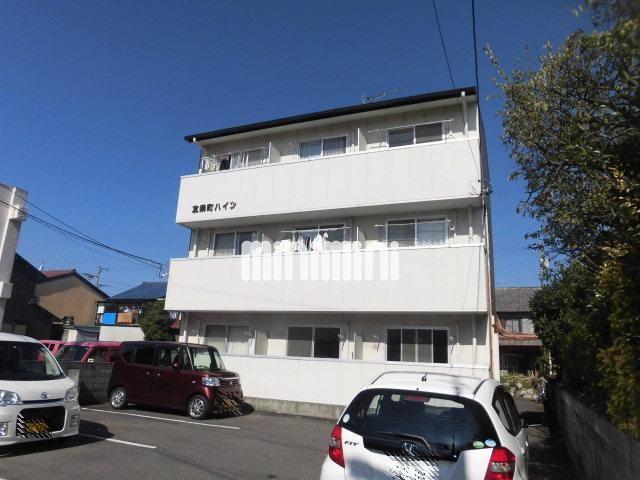 建物外観　３階建ての全９戸のマンション