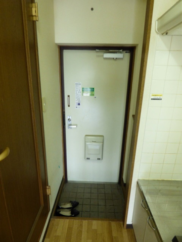 玄関　※写真は他号室です