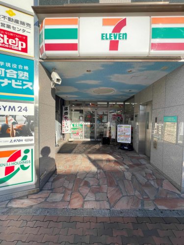 コンビニ　セブンイレブン（コンビニ）まで162m