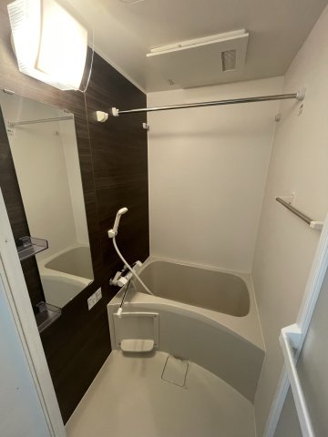 バス・シャワールーム　同じ物件の別の部屋の画像です 間取り図を参照してください