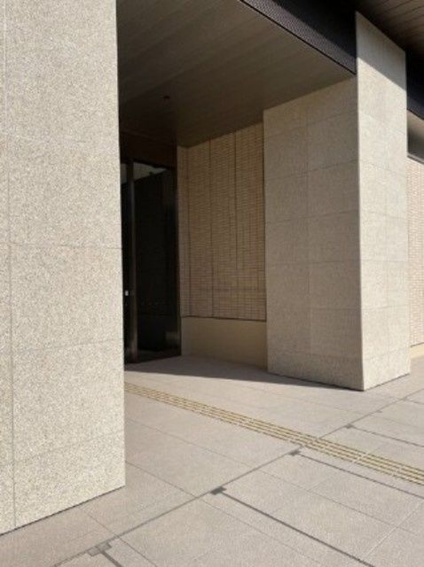 エントランス　落ち着いたエントランスです