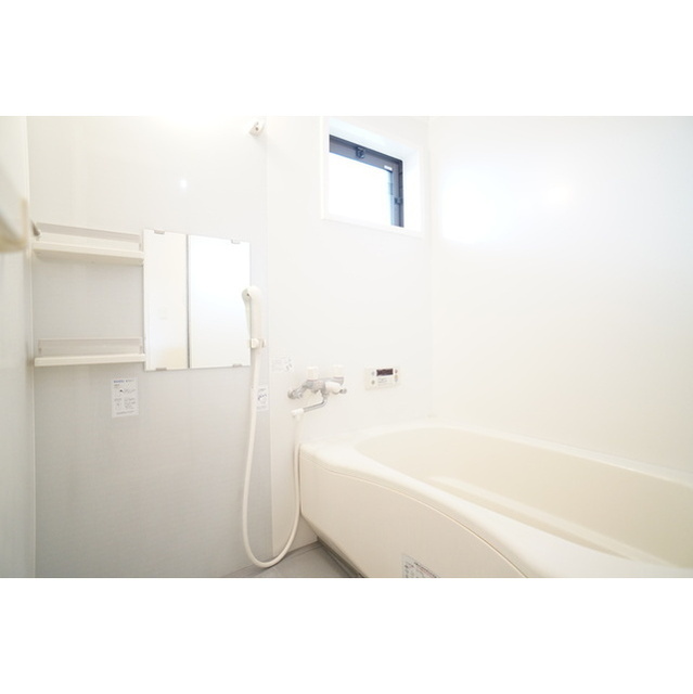 バス・シャワールーム　窓から陽も入るＢＡＴＨＲＯＯＭ
