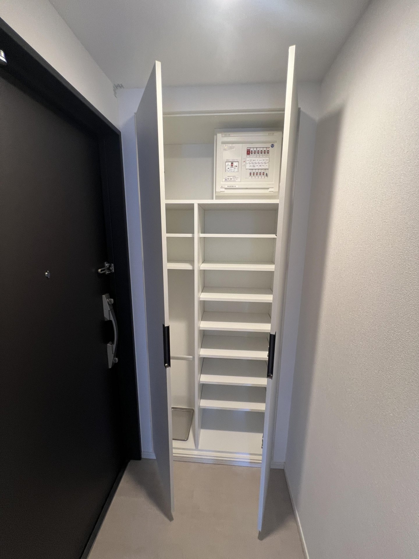 玄関　※別部屋参考写真となります。