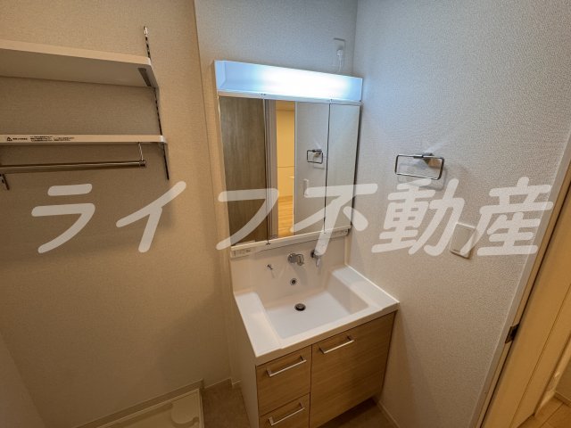 洗面設備　独立洗面台、小物を置くことができて便利です