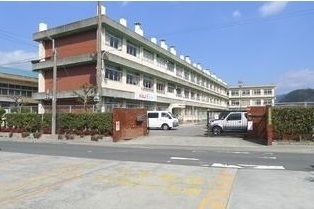 小学校　三入小学校（小学校）まで1300m
