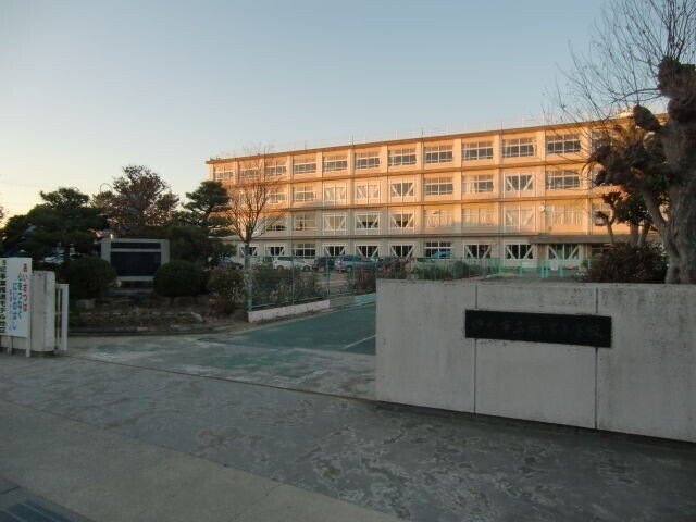 小学校　浜松市立新津小学校（小学校）まで1060m