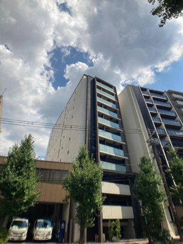 建物外観　スタイリッシュな外観。11階建て40戸の小規模マンション。