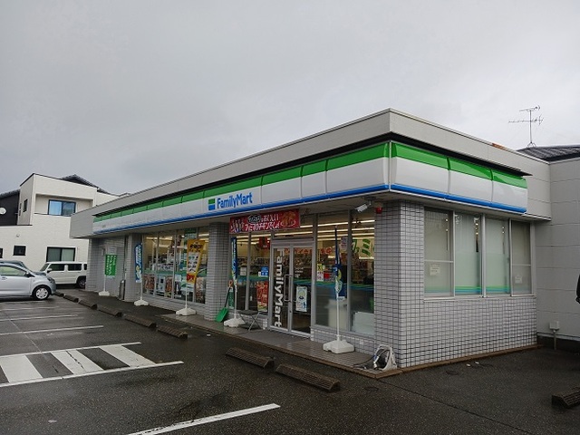 コンビニ　ファミリーマート（コンビニ）まで550m