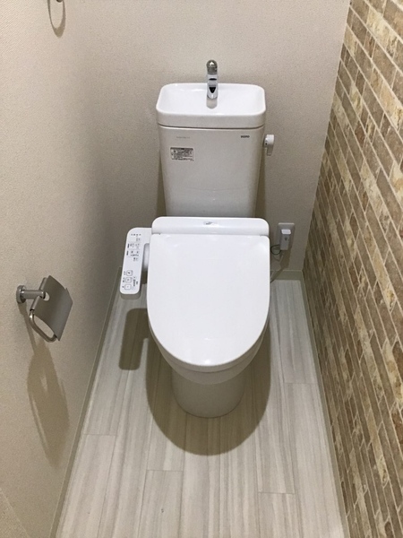 トイレ　温水洗浄便座付きのトイレです♪