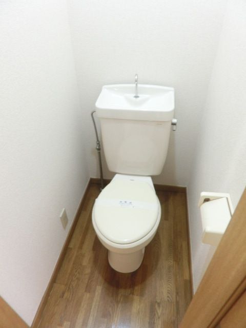 トイレ　シンプルで清潔感のあるトイレ