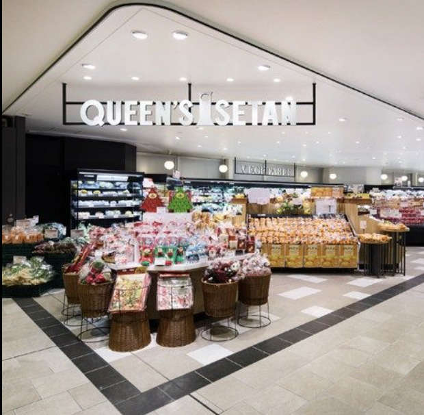 スーパー　クイーンズ伊勢丹新小岩店（スーパー）まで365m