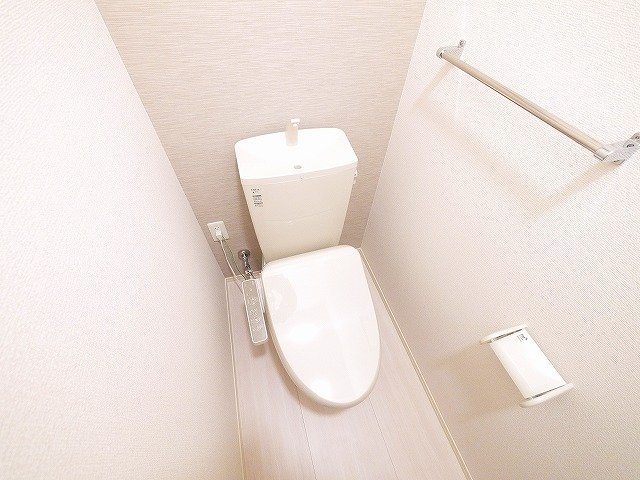 トイレ　落ち着いた色調のトイレです