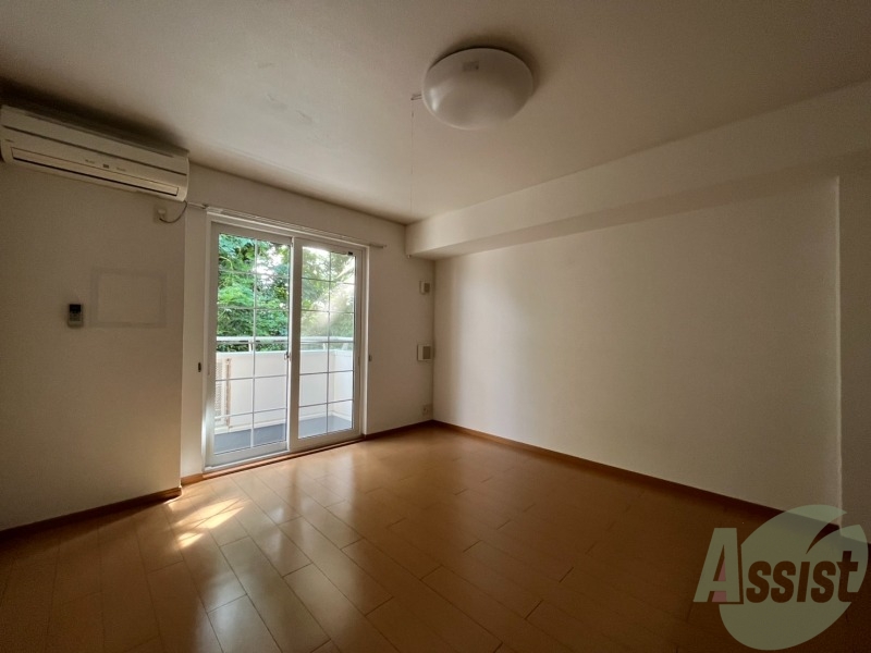 居室・リビング　広々としたお部屋ですね、日当たりもいい感じ。