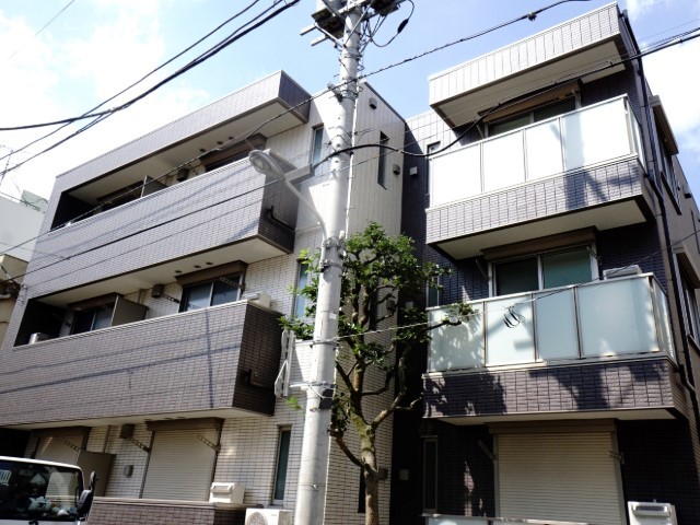 建物外観　３階建ての賃貸マンション