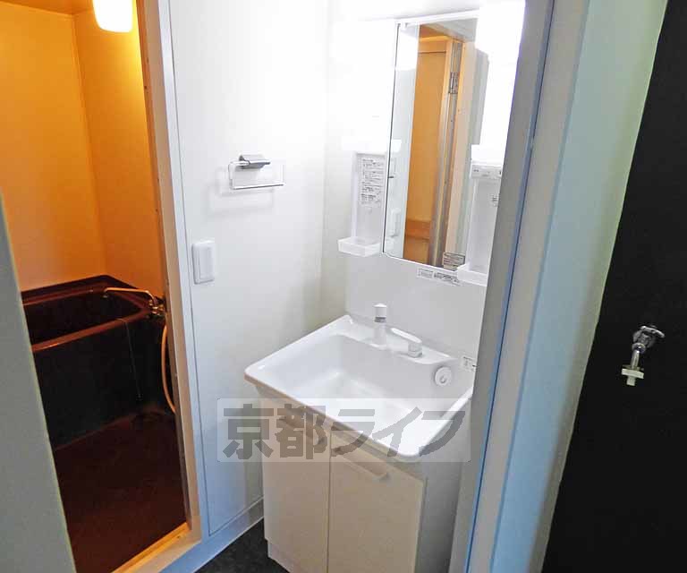 洗面設備　大きい洗面台です。