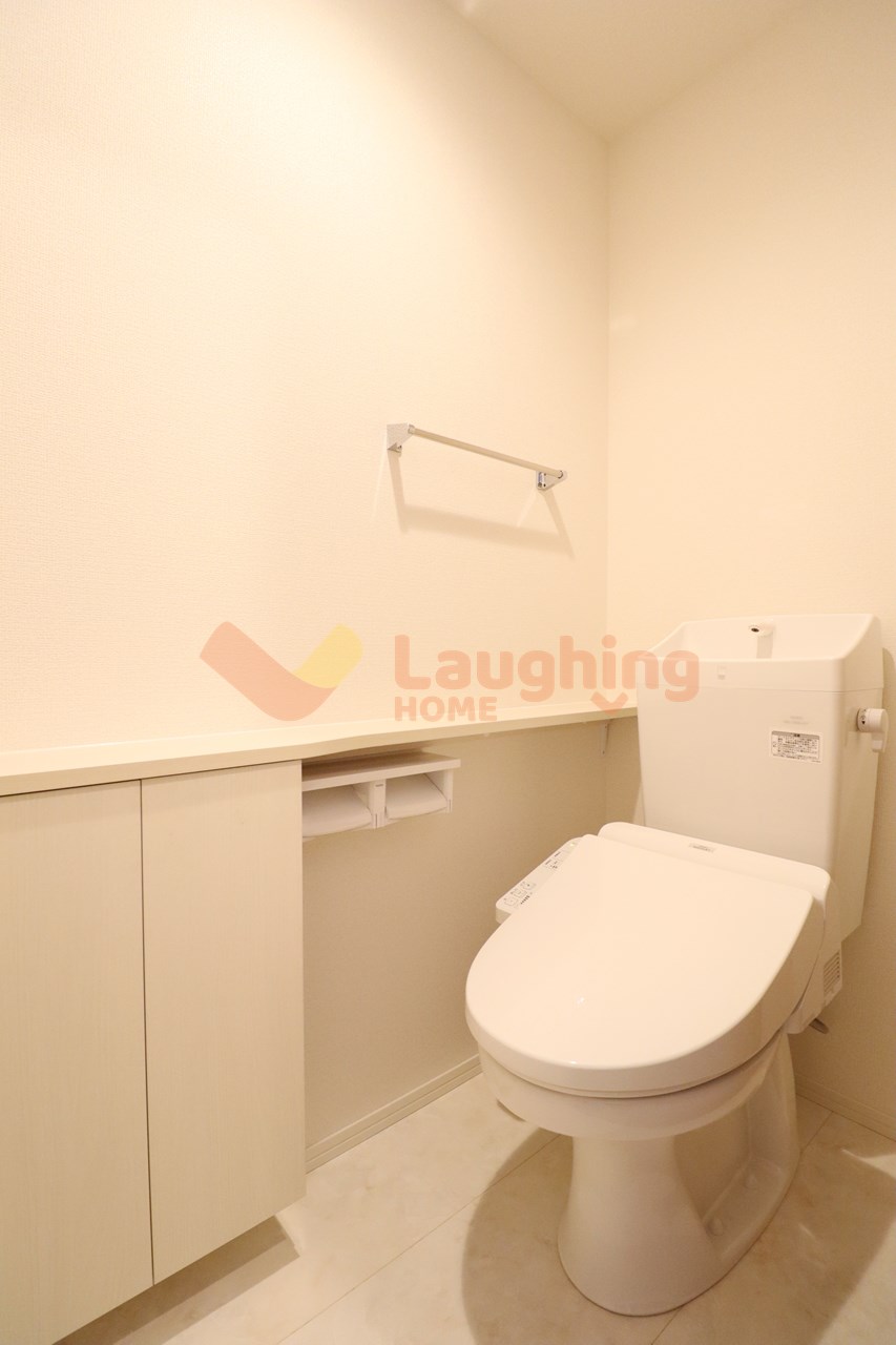 トイレ　落ち着いた色調のトイレです